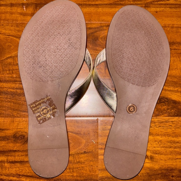 NEW Tory Burch Gold Leather Flip Flops - Picture 5 of 6